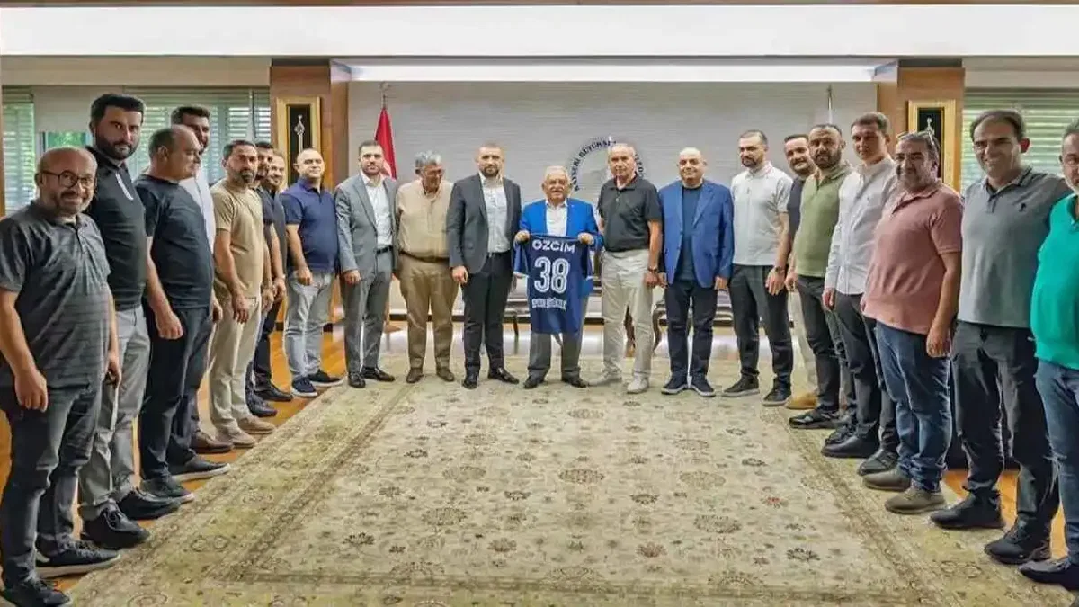 Erciyes 38 FK'dan Başkan Memduh Büyükkılıç'a ziyaret
