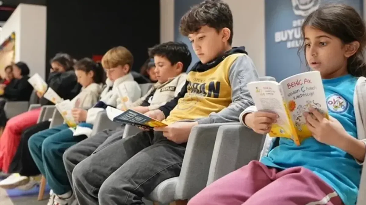Denizli’de çocuklar 'Telefonu Bırak, Kitaba Sarıl' çağrısına kulak veriyor