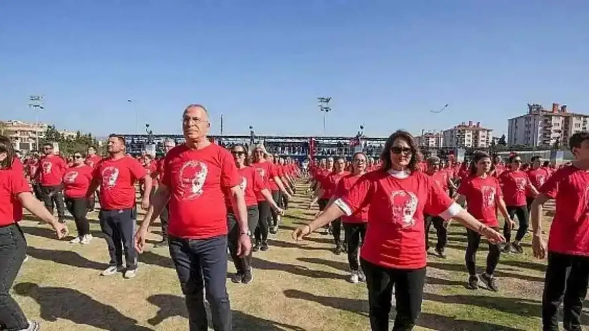 Gaziemir'de 750 kişi Cumhuriyet için harmandalı oynadı
