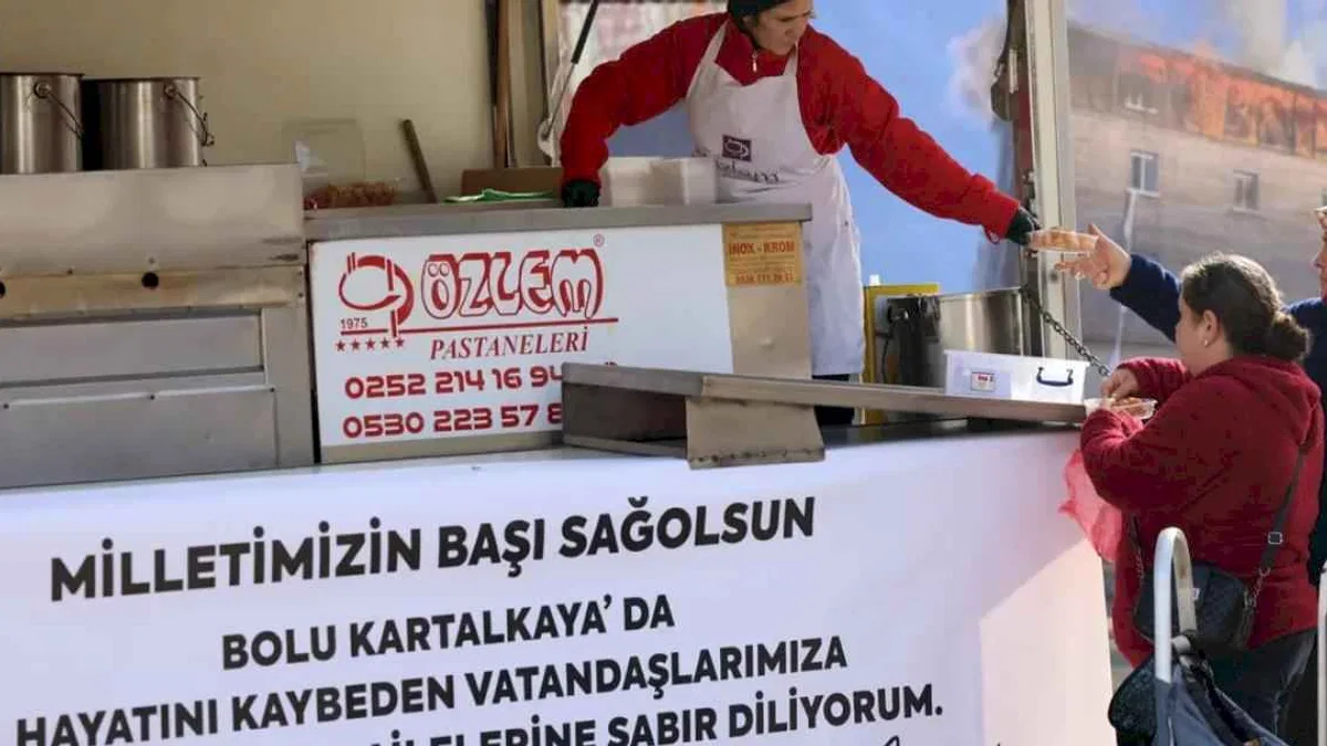 Muğla'da yangında hayatını kaybedenler için lokma dağıttı