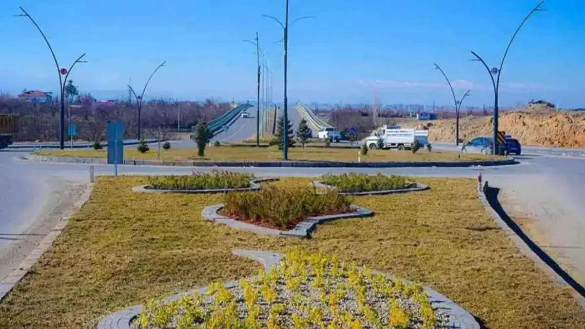 Malatya'nın caddesi yeşil görünüme kavuşuyor