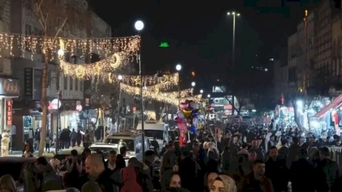 Şanlıurfa'da Divanyolu ışıl ışıl parlıyor