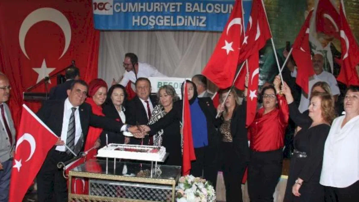 Bursa'da emeklilerden 100. Yıl Balosu