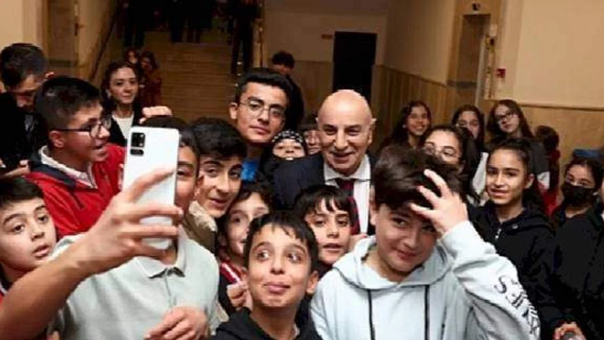 Keçiören Belediyesinden Kitap ve Laboratuvar Ekipmanı Desteği