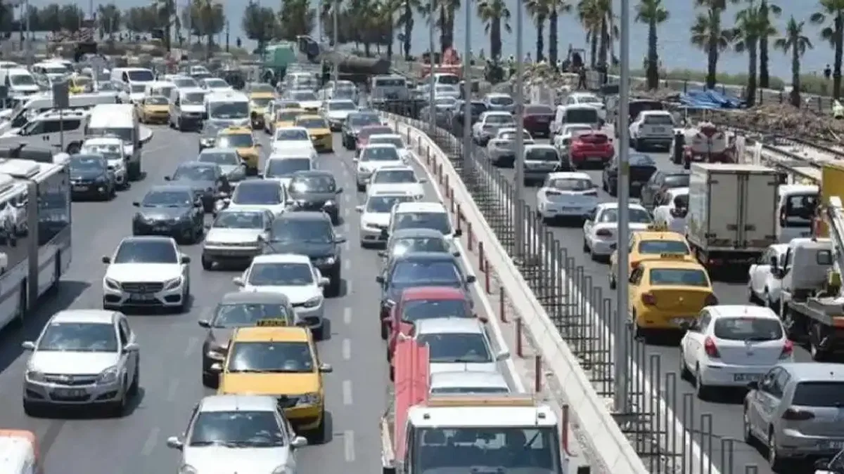 İzmir'de trafik artıyor