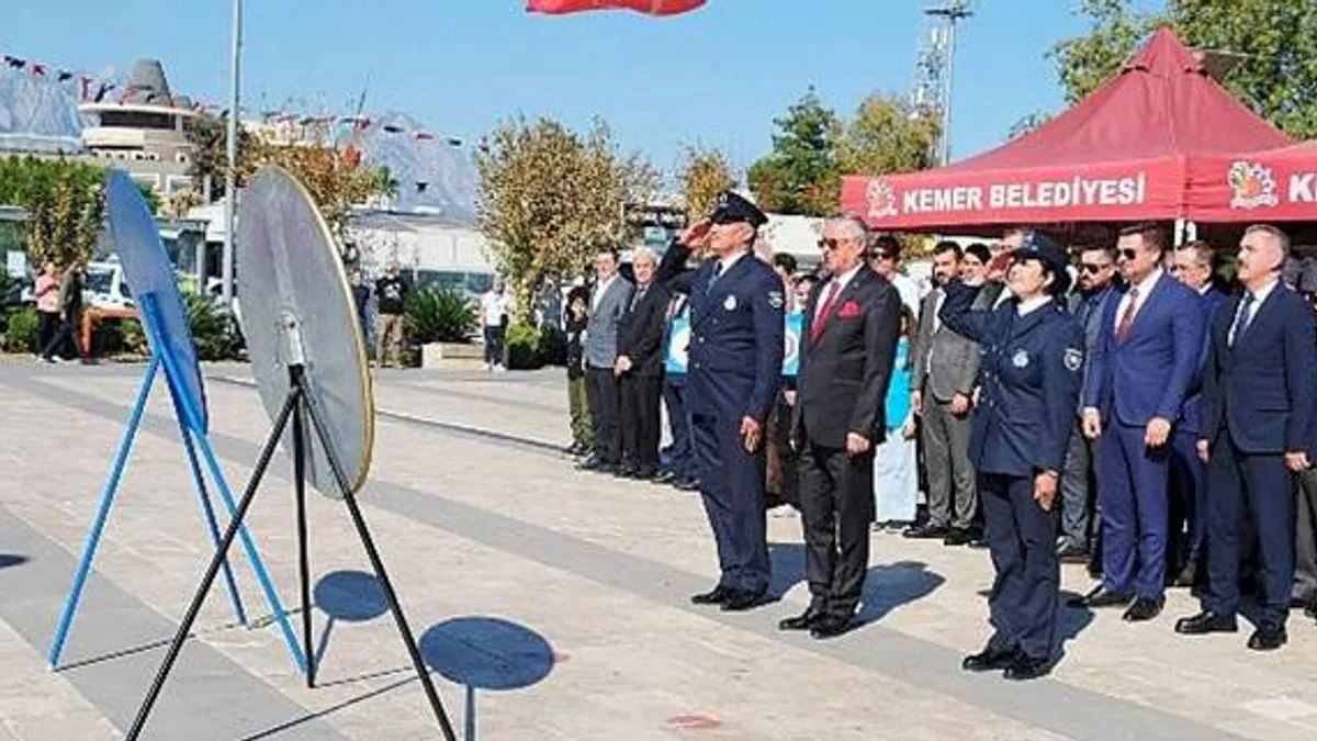 Cumhuriyet'in 101. yılı dolayısıyla Kemer'de tören düzenlendi.