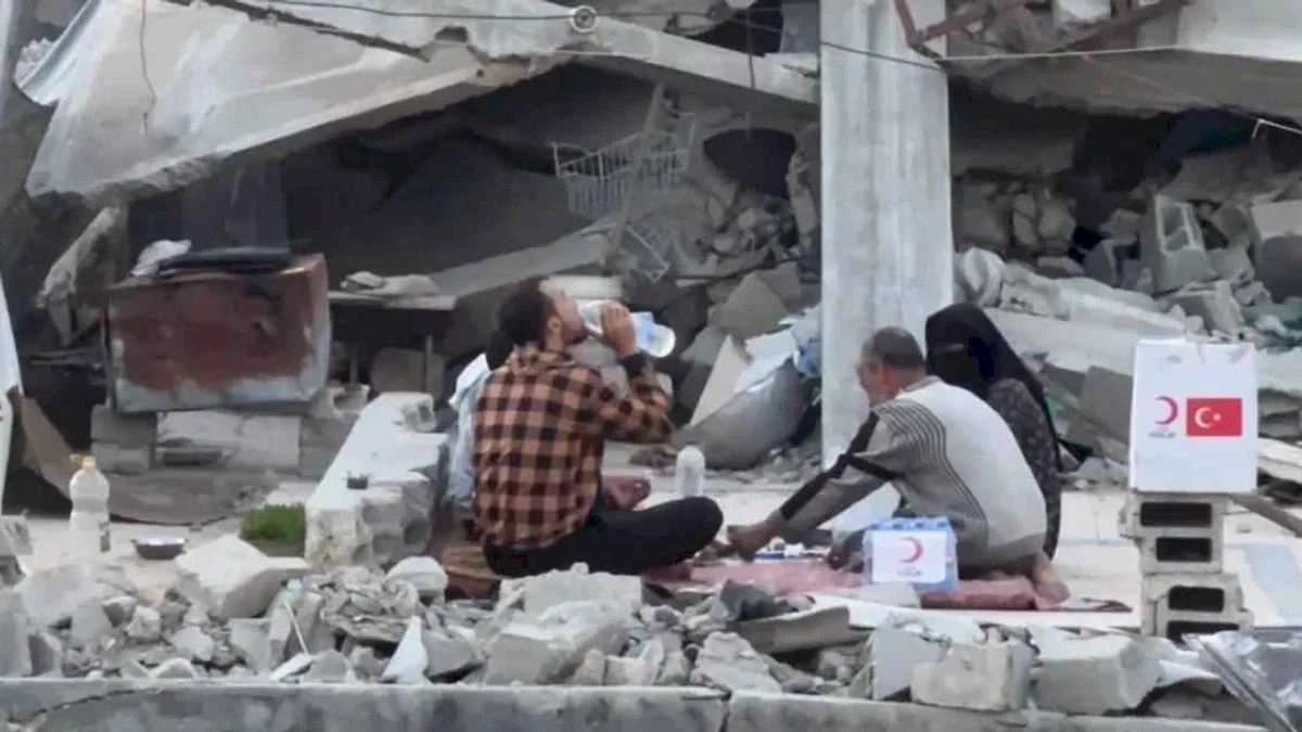 Gazze'de yıkıntılar arasında iftar! Kızılay Gazze'deki aşevi kapasitesini 30 bine çıkardı