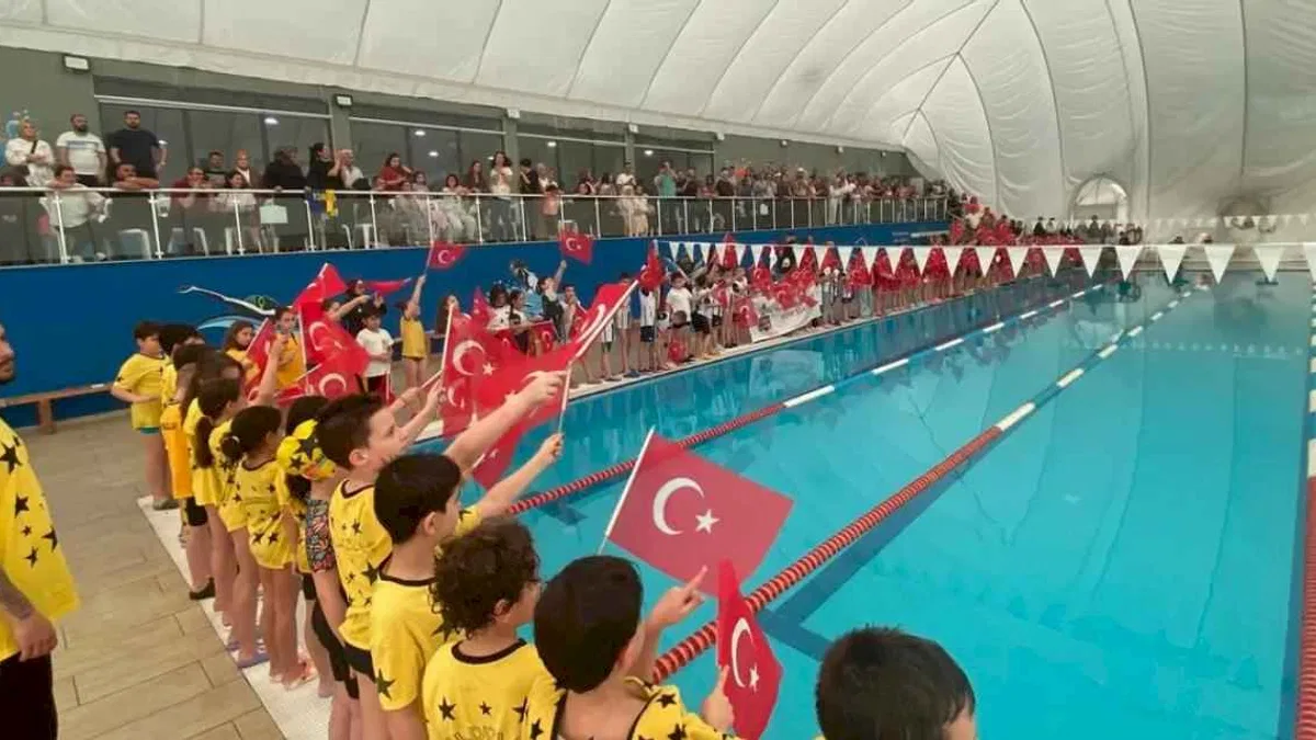 Kocaeli İzmit'te 23 Nisan’a özel yüzme yarışı