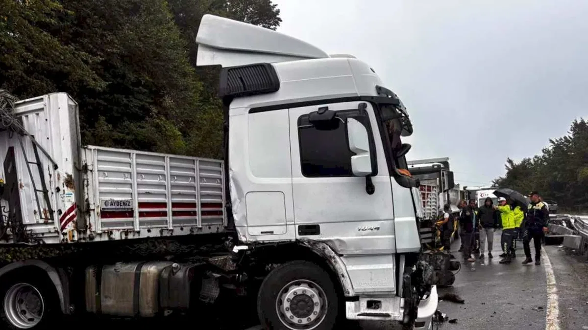 Akçakoca'da tır kazası trafiği aksattı
