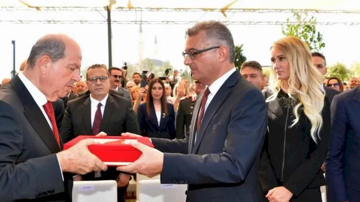 KKTC'de devir teslim tamam! Erhürman görevi Tatar'dan devraldı
