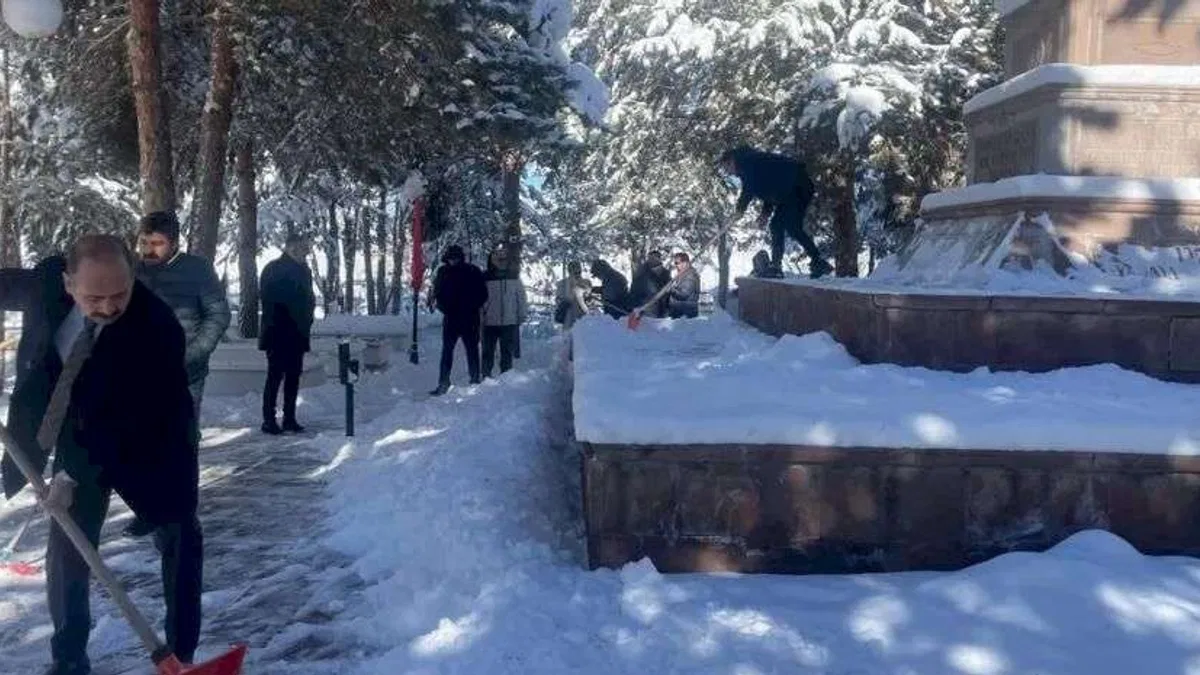 Erzurum'da şehitlikte duyarlılık örneği... Kürekleri alıp kar temizlediler