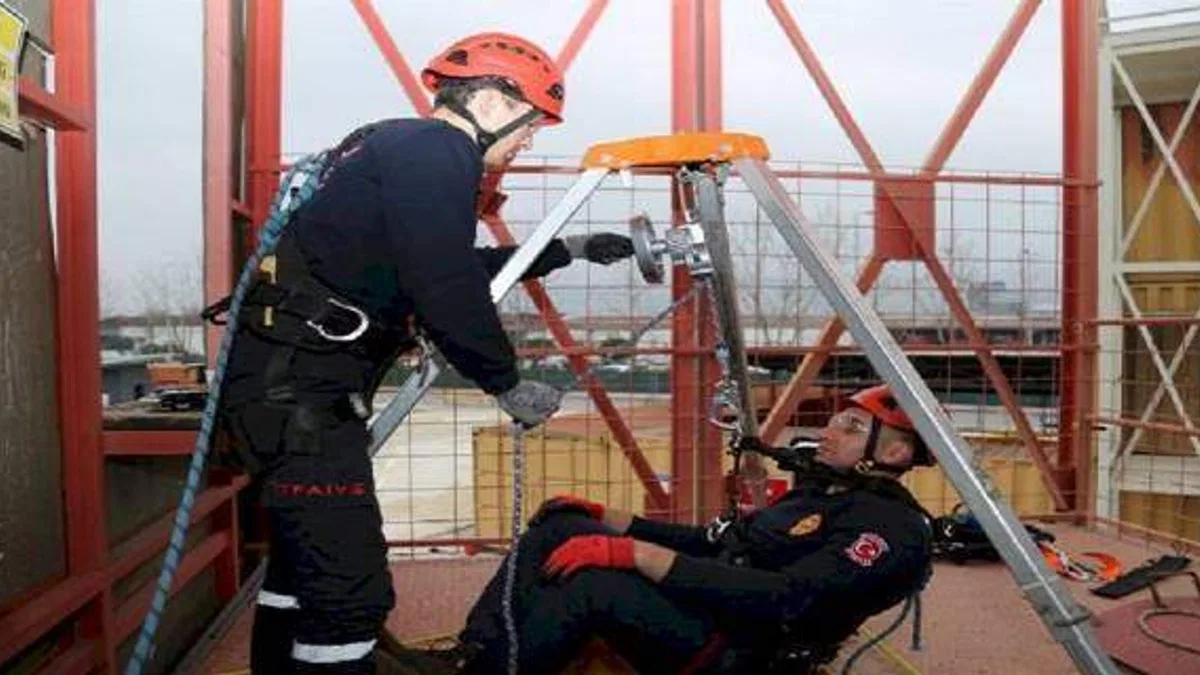 Kocaeli'de stajyerler itfaiyeciler mesleğe hazırlanıyor