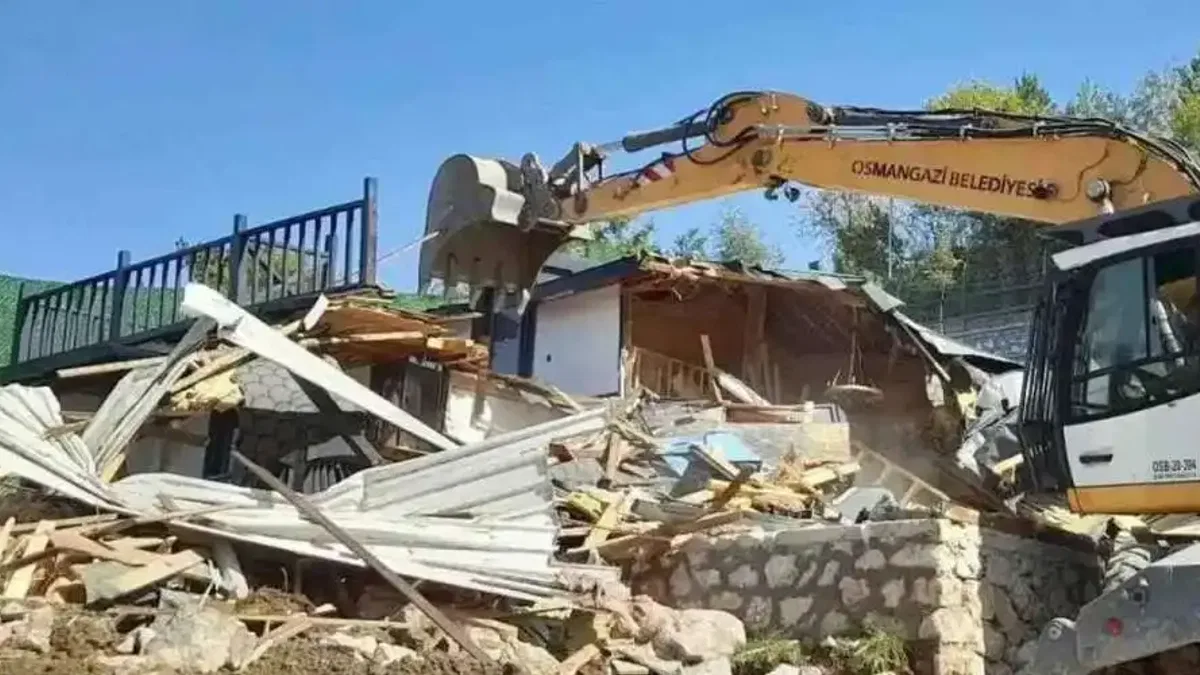 Bursa Osmangazi'de bir 'kaçak' daha yıkıldı!