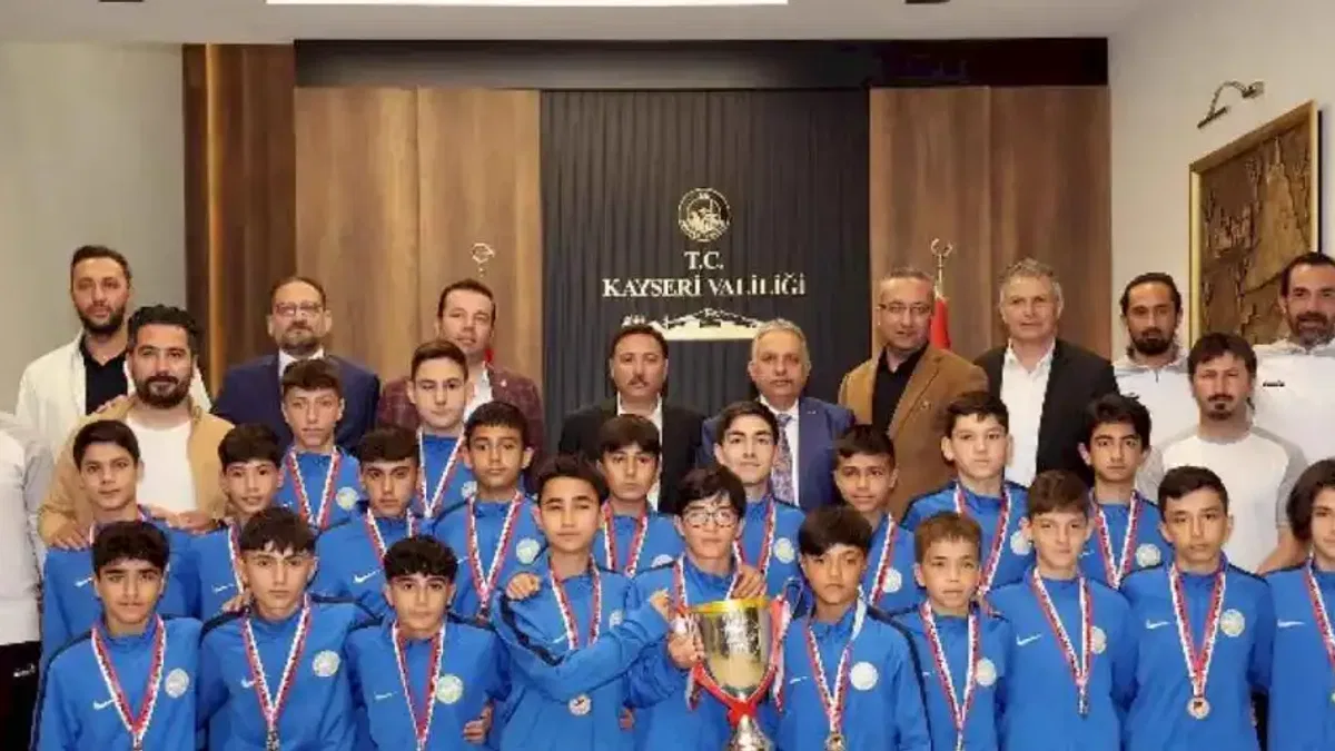 Vali Çiçek’ten şampiyon takıma 100 bin lira ödül