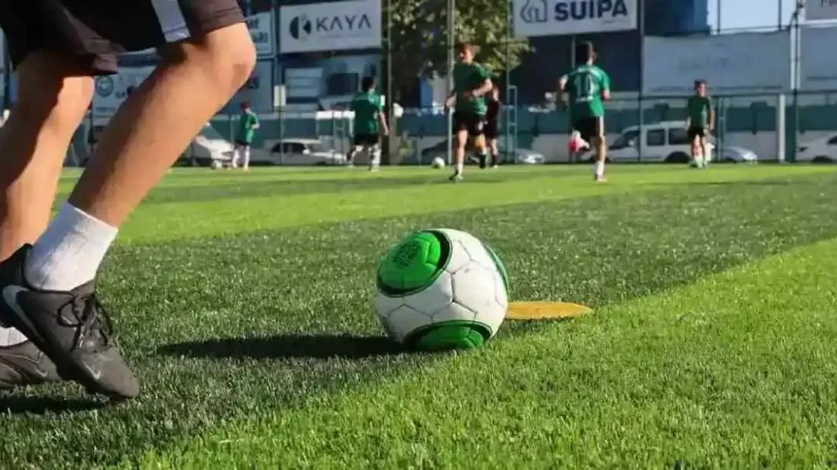 Sakarya Büyükşehir'in yenilediği zeminde ilk düdük çaldı