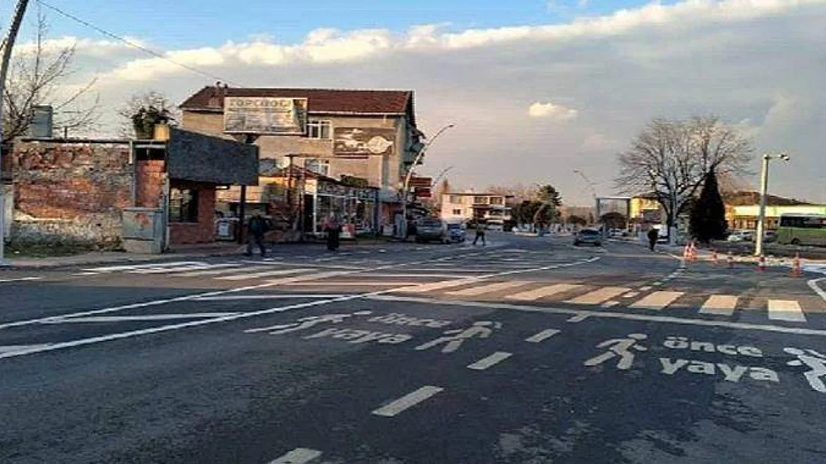 Maşukiye kavşağında yol çizgileri çekildi