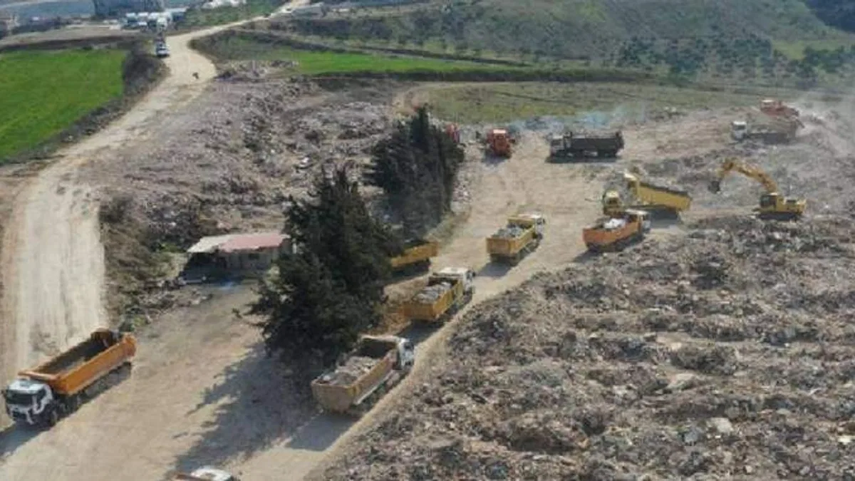 Kocaeli, Defne’de enkaz kaldırıyor