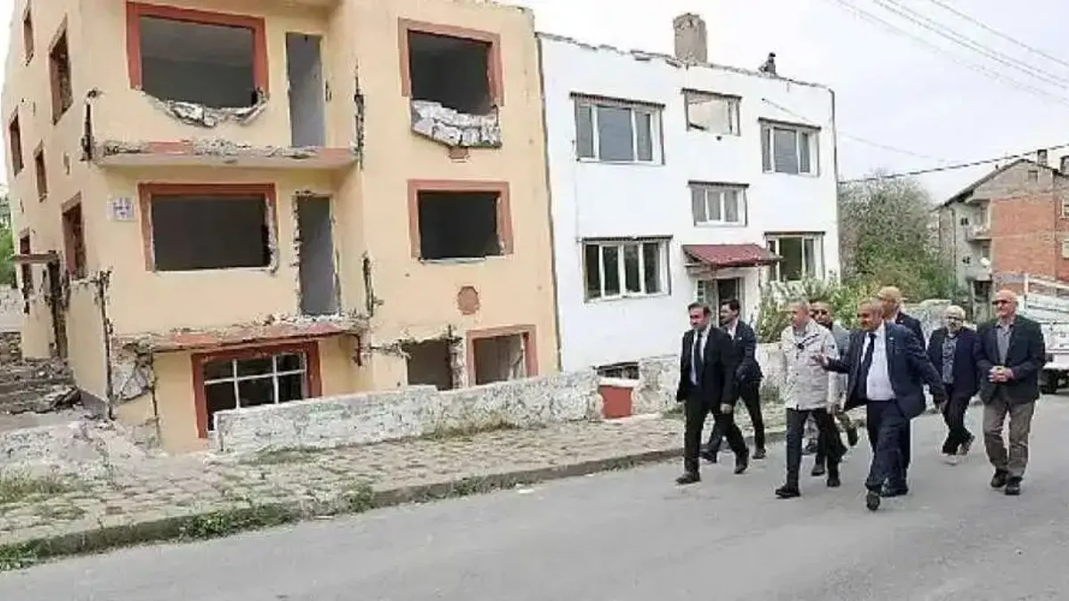 Sivas Belediye Başkanı Dr. Adem Uzun, kentsel dönüşüm çalışması devam eden Esentepe ve Yunus Emre Mahallesi'ni ziyaret etti