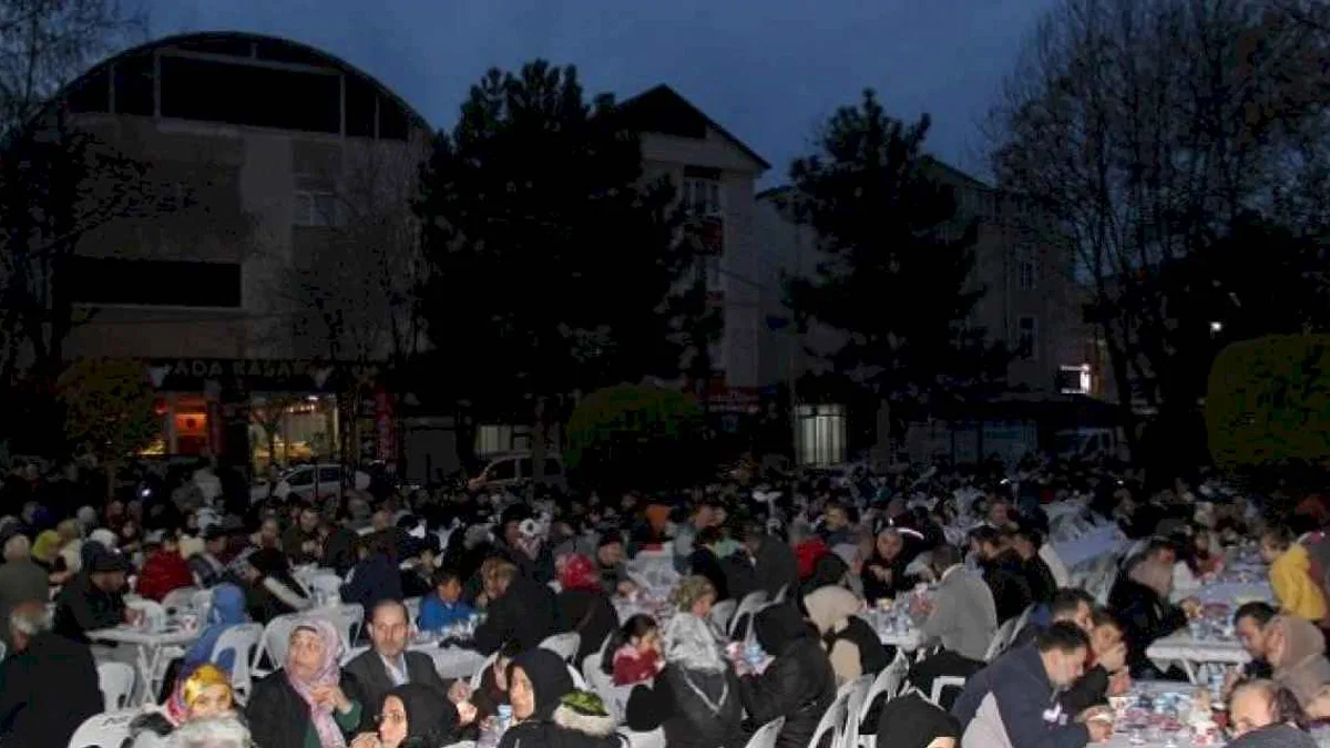 Ayar ailesi 1500 kişiyi iftarda ağırladı