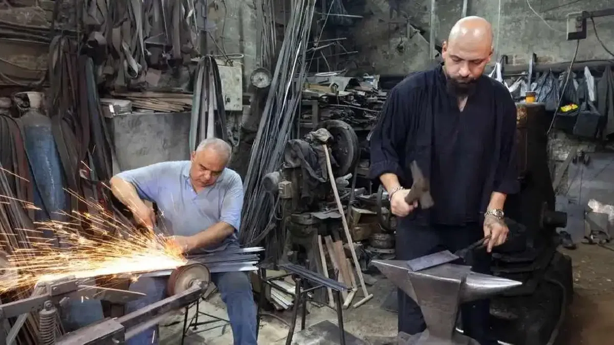 İzmir Kemeraltı’nın son ustaları direniyor... Çekiç sesleriyle yaşayan miras