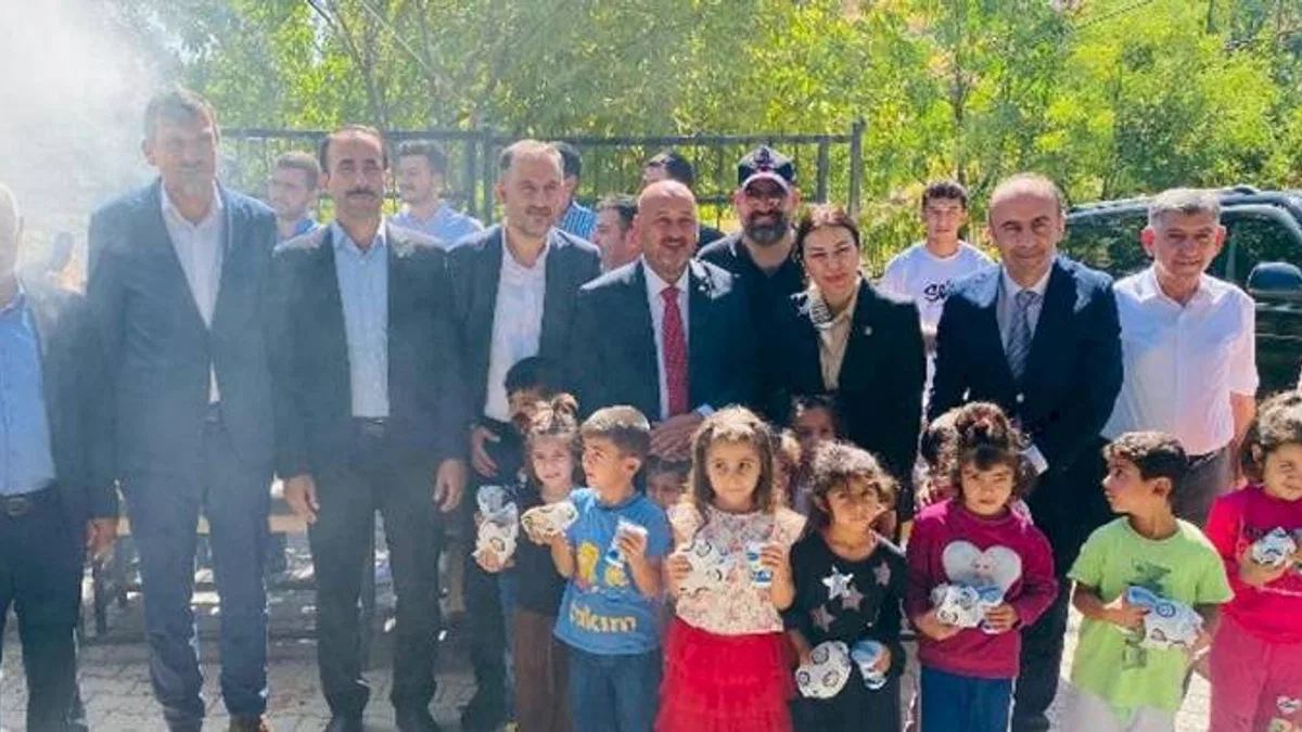 Adıyaman'da depremzede çocukların yüzlerini güldürdüler