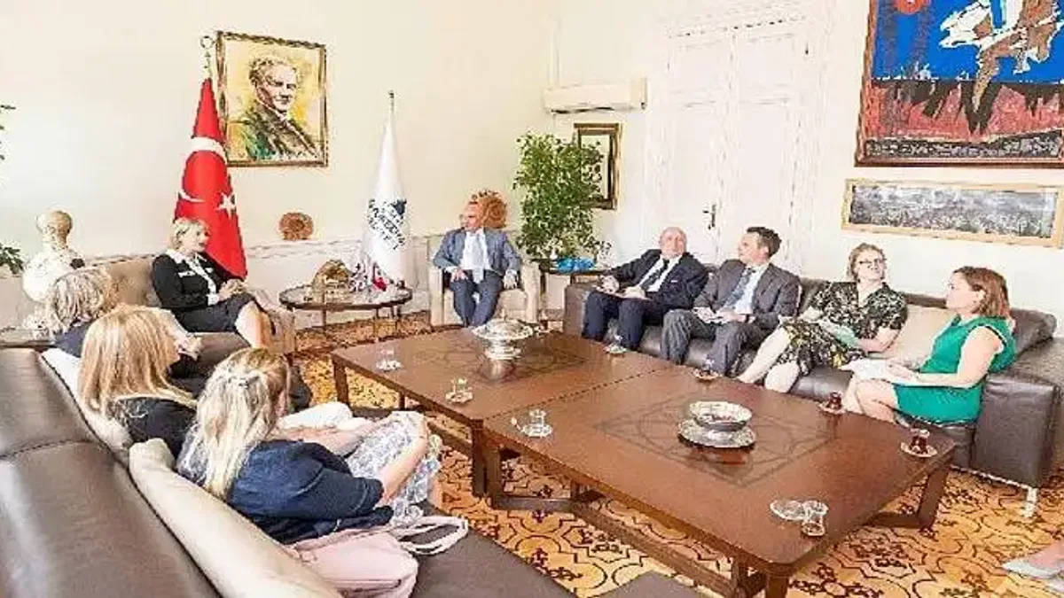 İngiltere Büyükelçisi Morris Başkan Soyer'i ziyaret etti