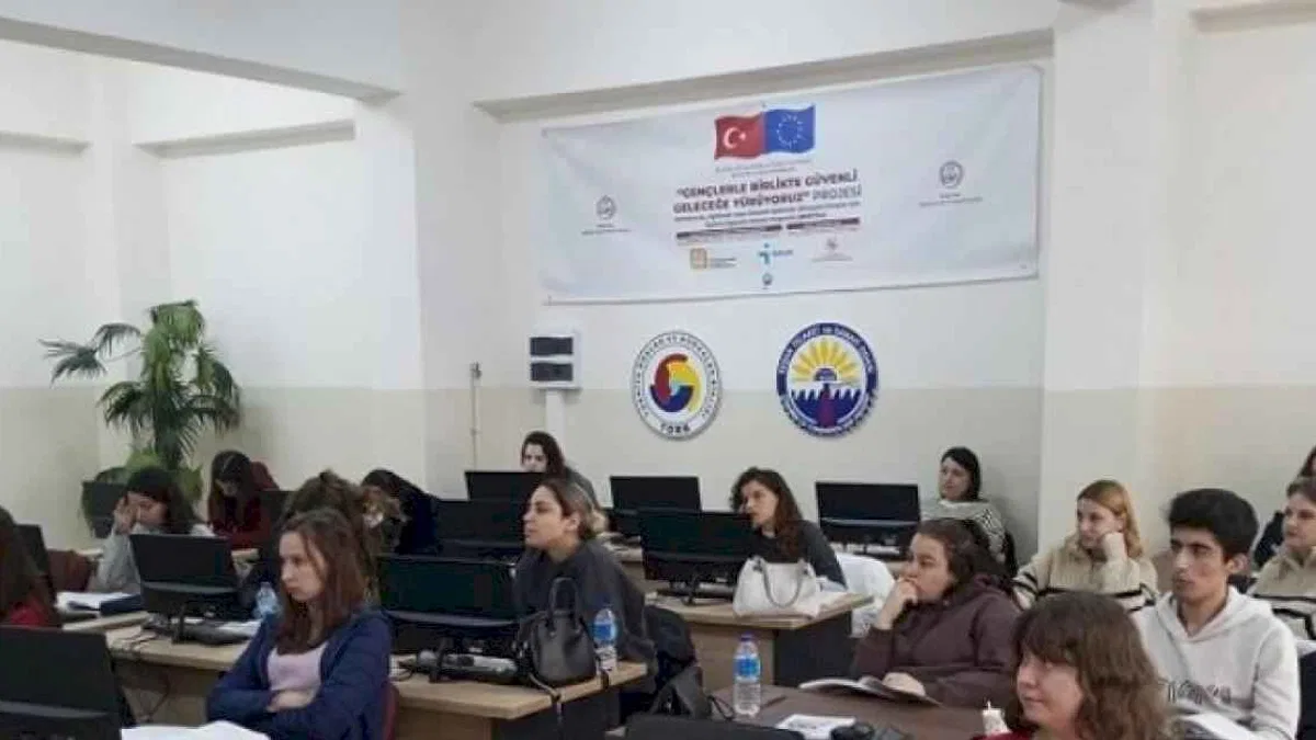 'Gençlerle Birlikte Güvenli Geleceğe Yürüyoruz' projesi sürüyor