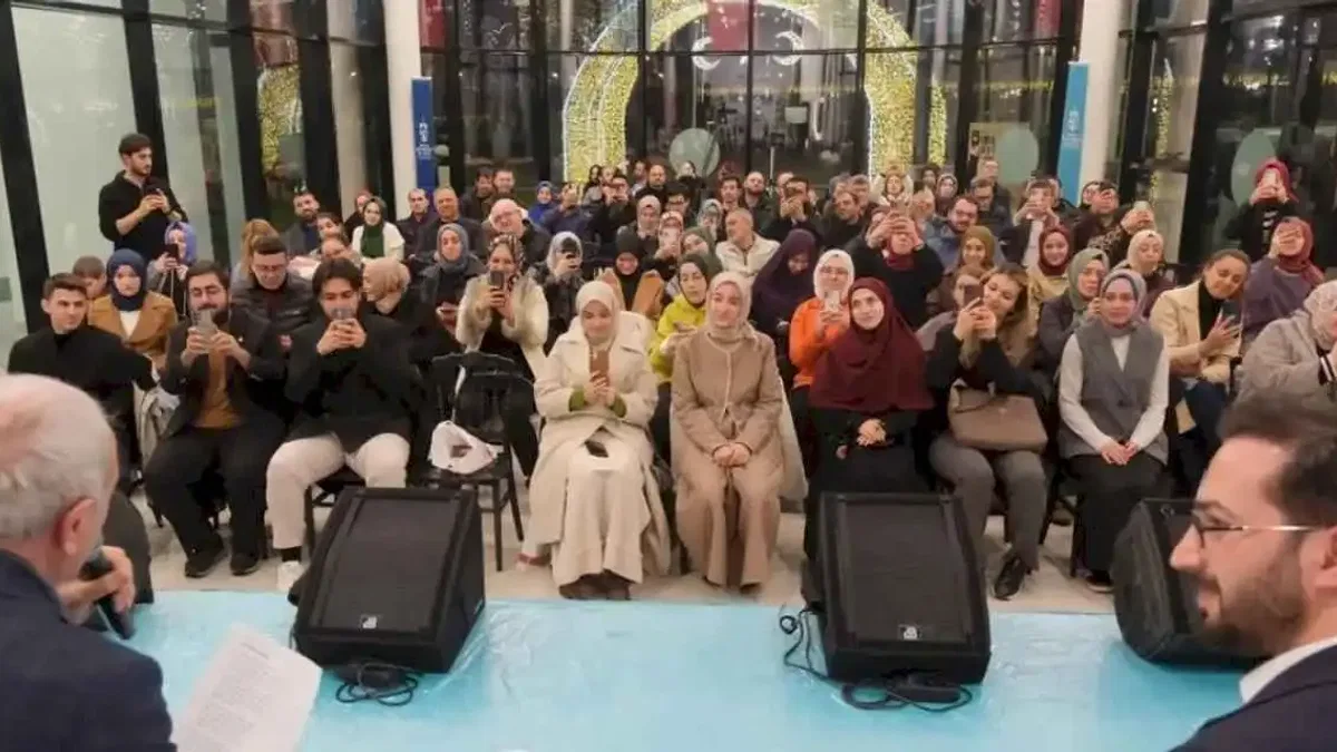 Ünlü yazar, Kocaeli’de konuk olduğu söyleşide gençlere seslendi!