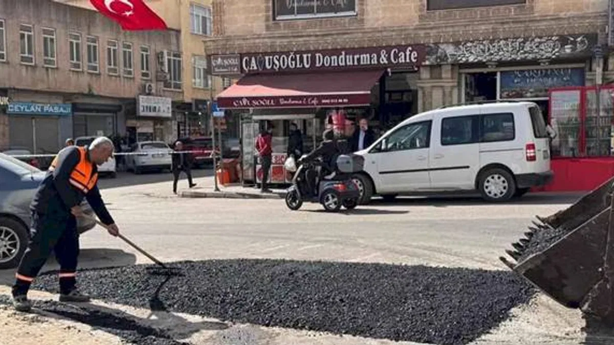 Mardin Midyat’ta asfalt bakım ve onarım çalışmaları hız kesmeden sürüyor