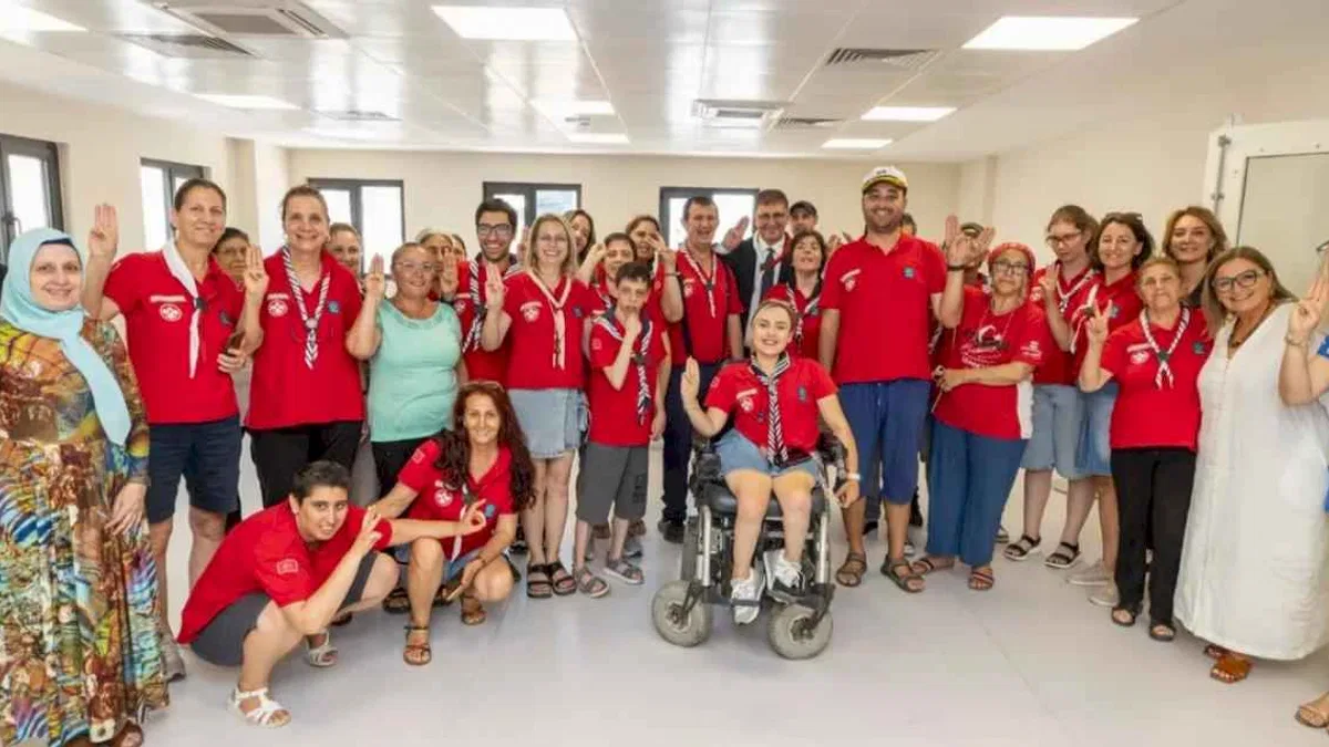 Başkan Tugay Engelli Çalışmaları Merkezi’ni ziyaret etti