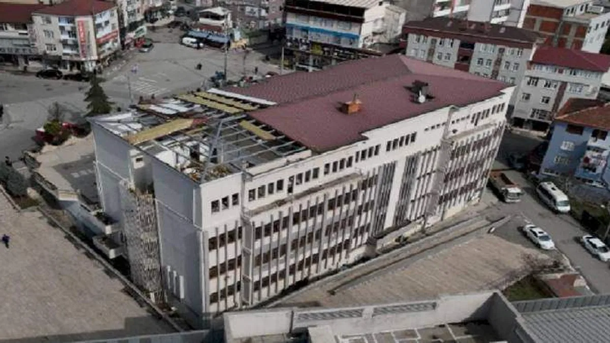 Dilovası Belediye binası yıkılıyor