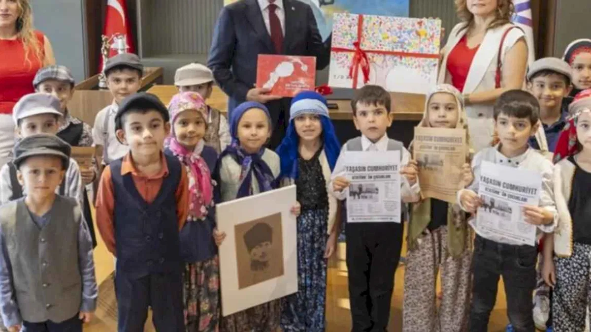 Mersin'de miniklerden Cumhuriyet coşkusu