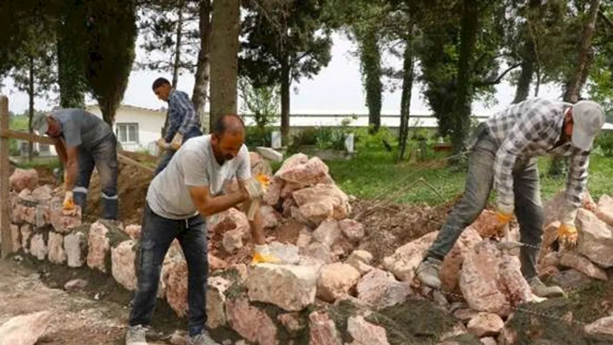 Kocaeli'de 17 mezarlıkta taş duvar ve tel çit yapılıyor