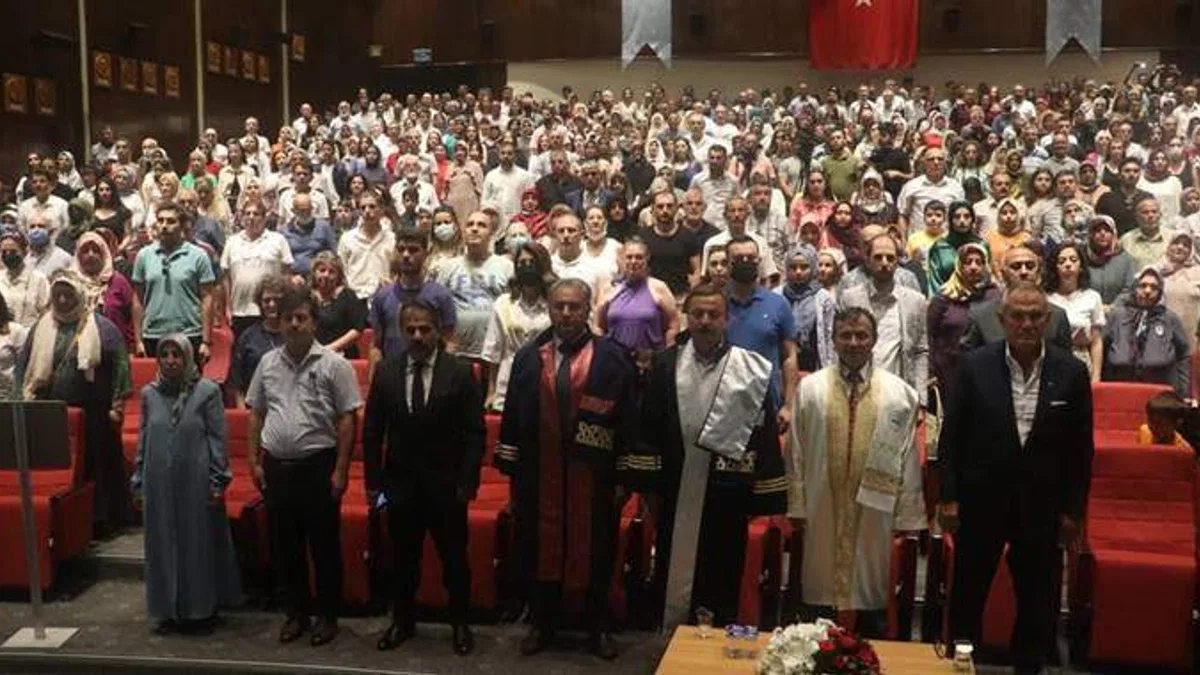 Erciyes Üniversitesi Süleyman Çetinsaya İletişim Fakültesi'nde mezuniyet sevinci yaşandı