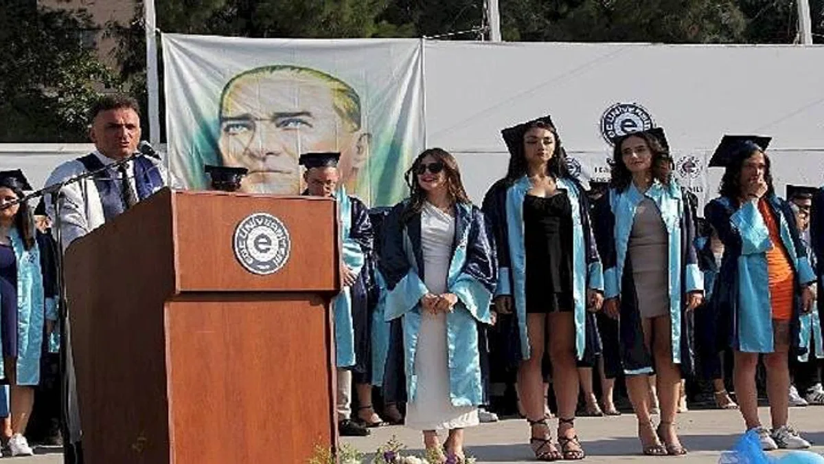 EÜ Edebiyat Fakültesinde 42'nci dönem mezunları kep attı