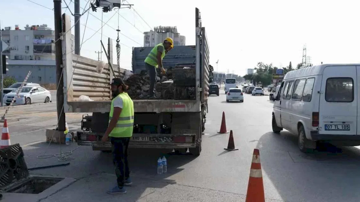 ASAT Kepez’de Yağmursuyu Hatlarını Temizliyor