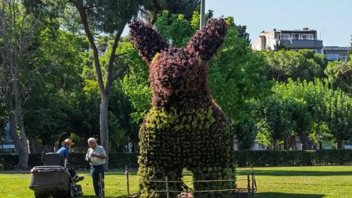 İzmir Kültürpark'taki doğayla şekillenen figürler ilgi görüyor