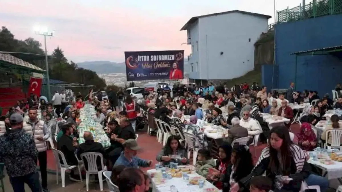 İzmit Belediyesi halk iftarı Terzibayırı Mahallesi’nde gerçekleşti