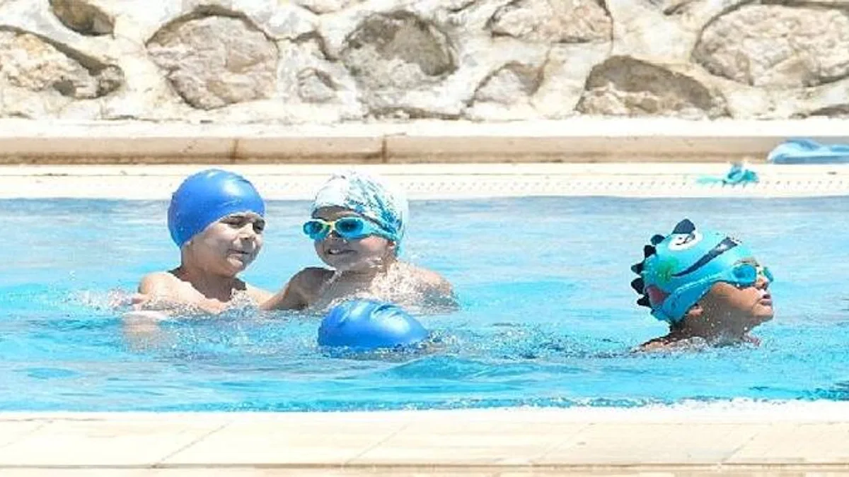 Yaz okulunda yüzme öğreniyorlar