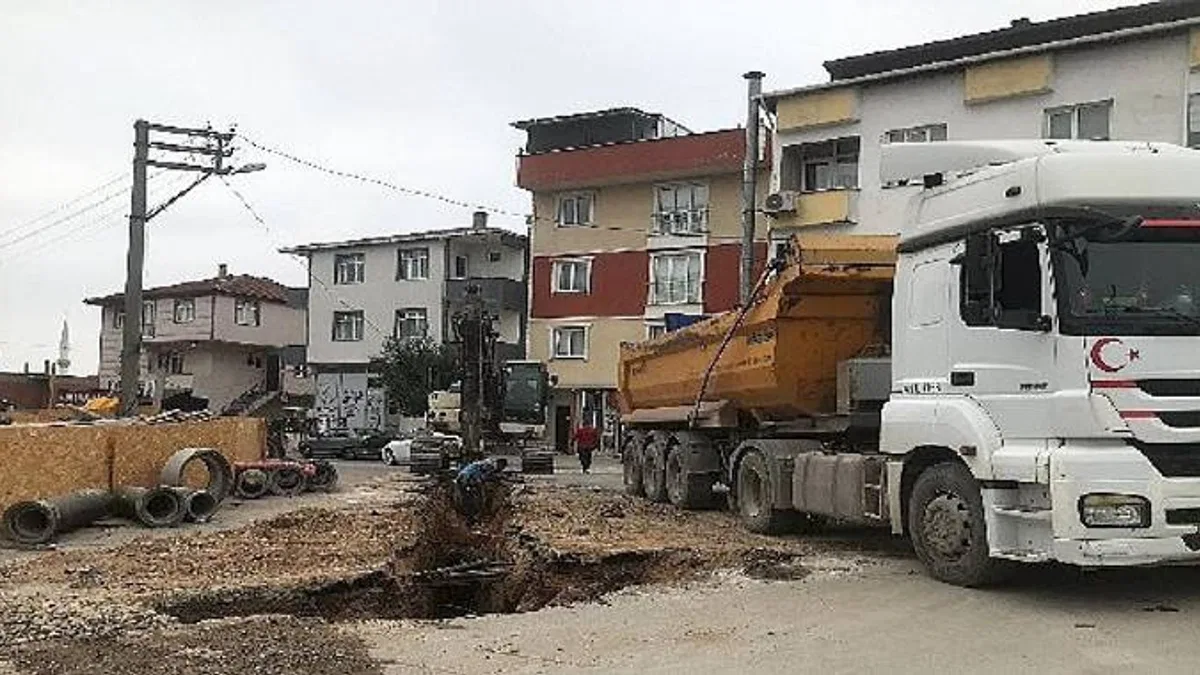 Gebze'de başlatılan altyapı çalışmaları gece gündüz demeden devam ediyor