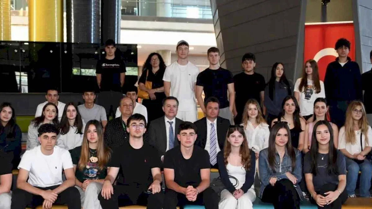 Başkan Aydın Robotik Eğitime destek veren gençlerle buluştu
