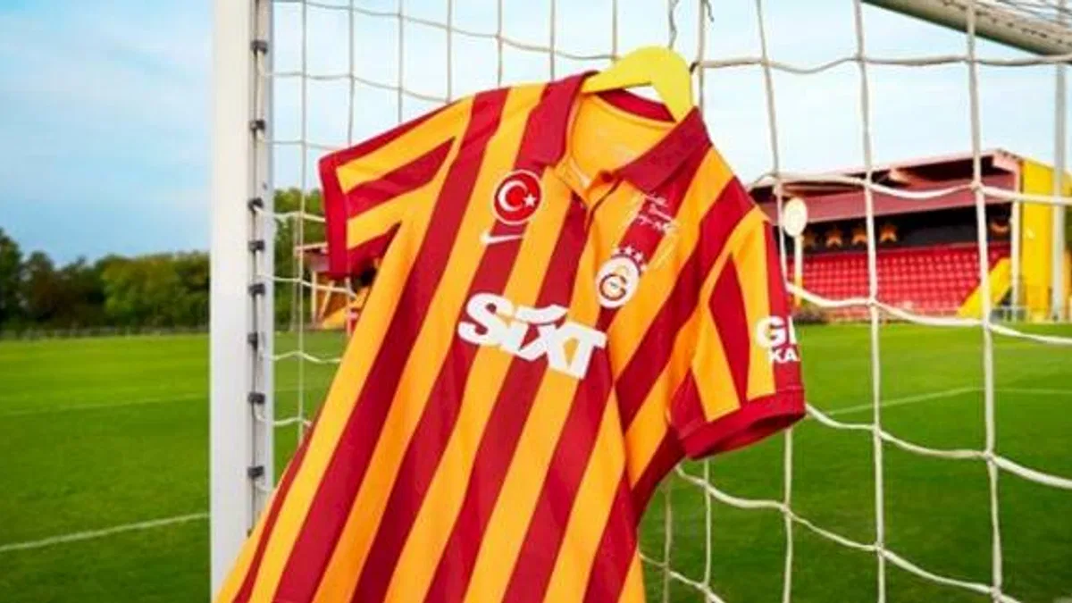 Galatasaray'a Cumhuriyet'in 100'üncü yılına özel forma