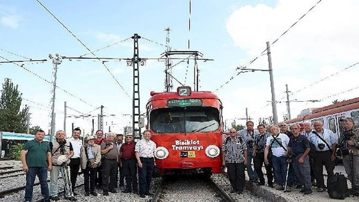 Konya Büyükşehir'in Bisiklet Tramvayı Örnek Oluyor