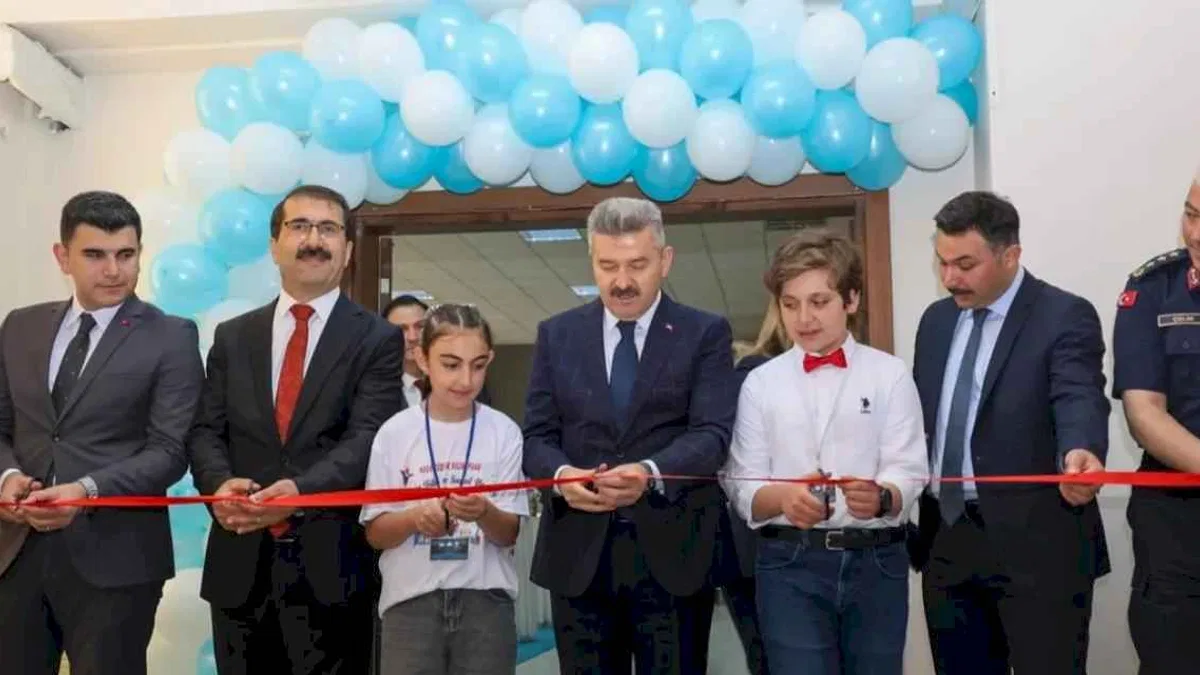 Artvin'de TÜBİTAK 4006 Bilim Fuarı açıldı