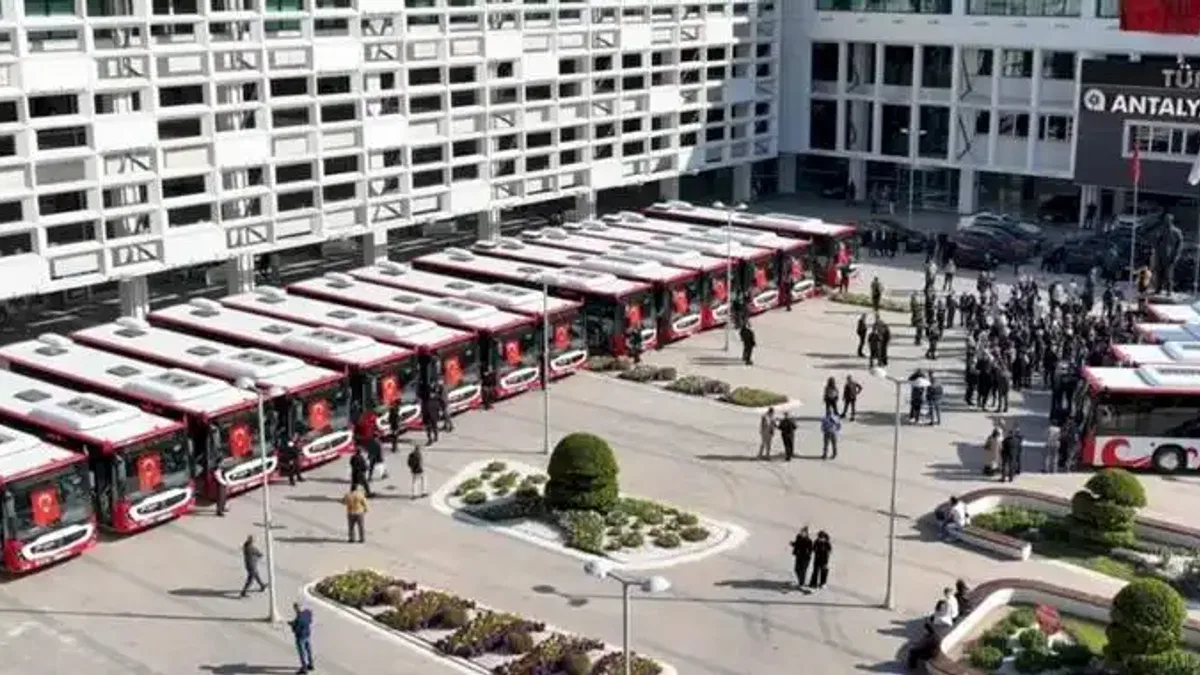 Antalya Büyükşehir’den toplu taşıma filosuna 19 yeni otobüs