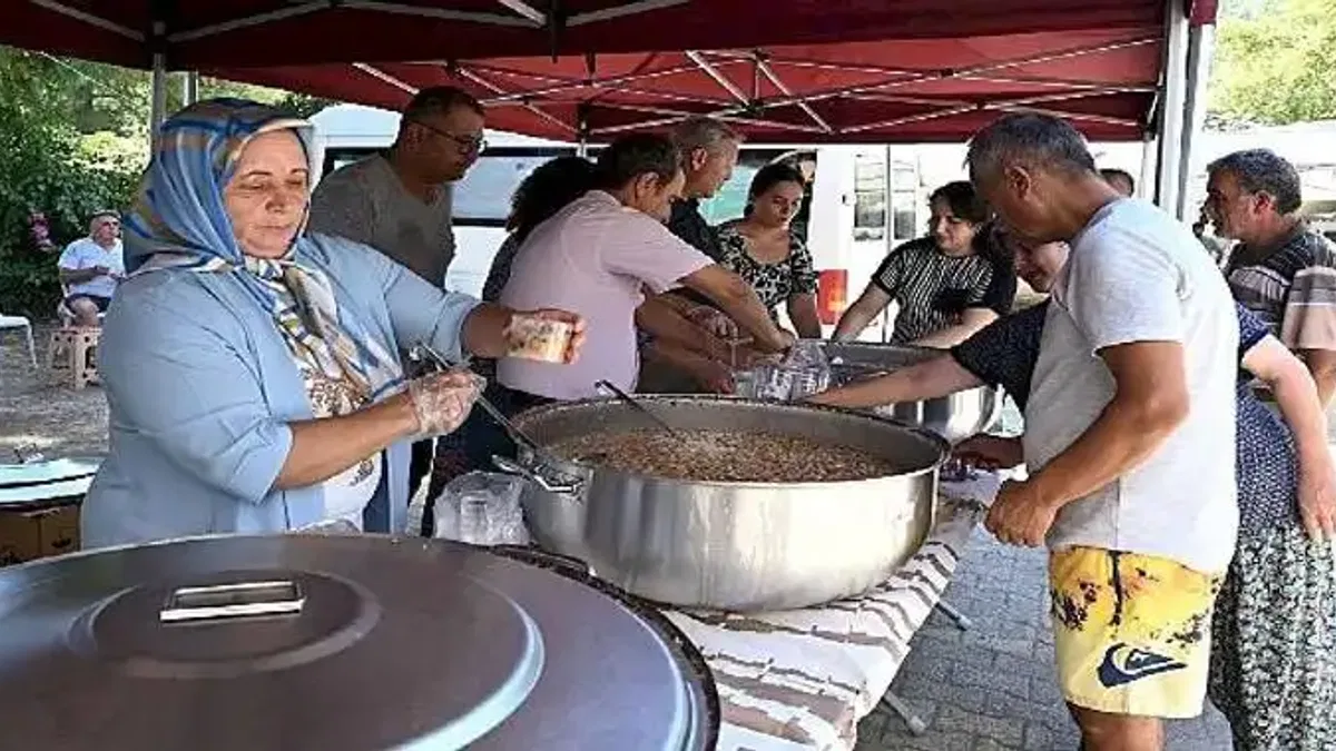 Çıralı Mahallesi'nde vatandaşlara aşure ikramı