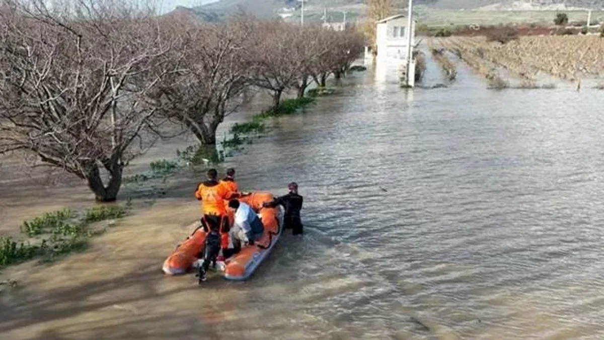 İzmir'de 50 yılda bir görülen meteorolojik tablo... Neden deniz yükseldi?