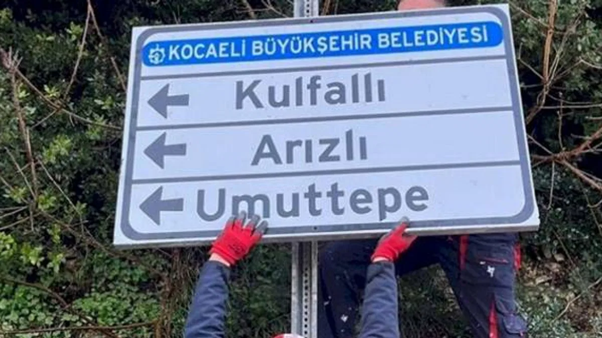 Kocaeli'de yıpranan yön ve trafik levhalarını yeniliyor