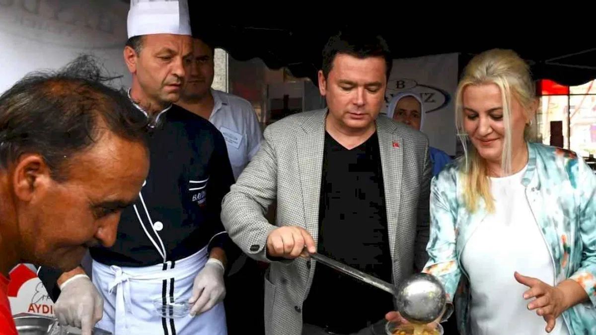 Başkan Aydın, kazanın başına geçti aşure dağıttı