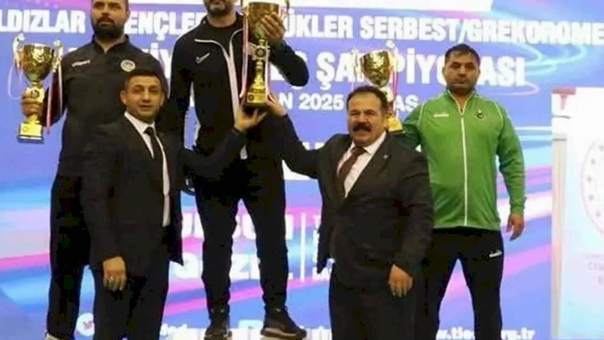 Sakarya'nın güreşçileri Sivas’ta şampiyon oldu